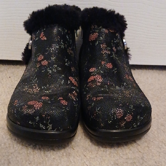 Alegria Meri- Slip Resistant Cozy Black Floral Winter Boots - Picture 5 of 7